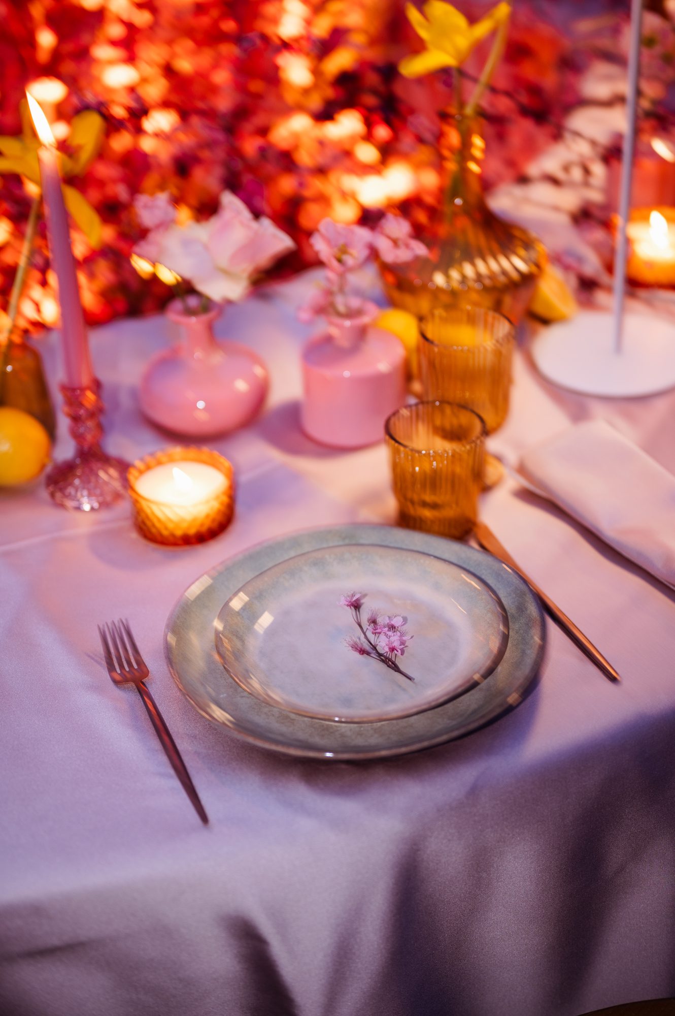Allestimento serale con luci calde e fiori